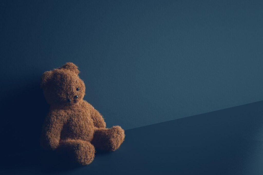 A mãe denunciou o namorado quando o viu em cima da filha