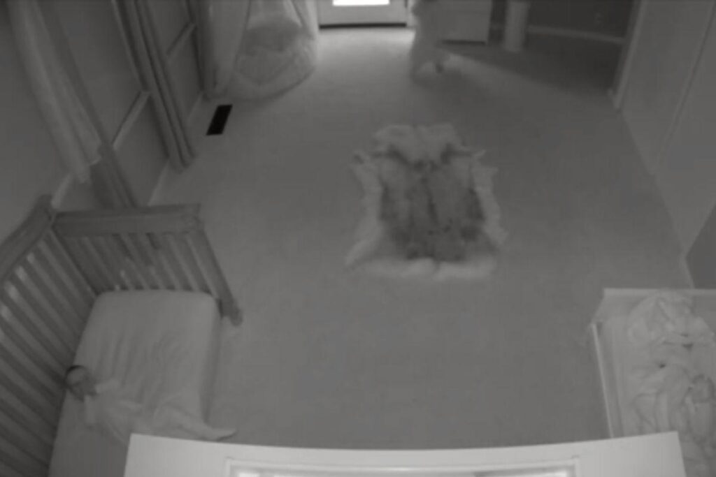 Desesperador! Vídeo mostra estante caindo em cima de gêmeos