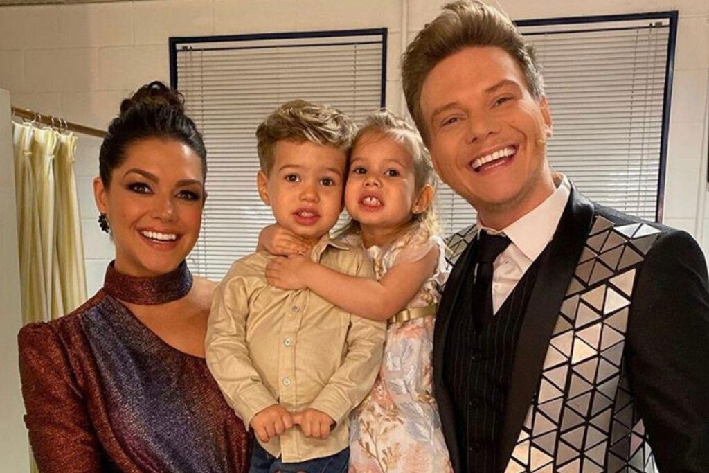 Michel Teló baba ao mostrar Melinda cantando em inglês