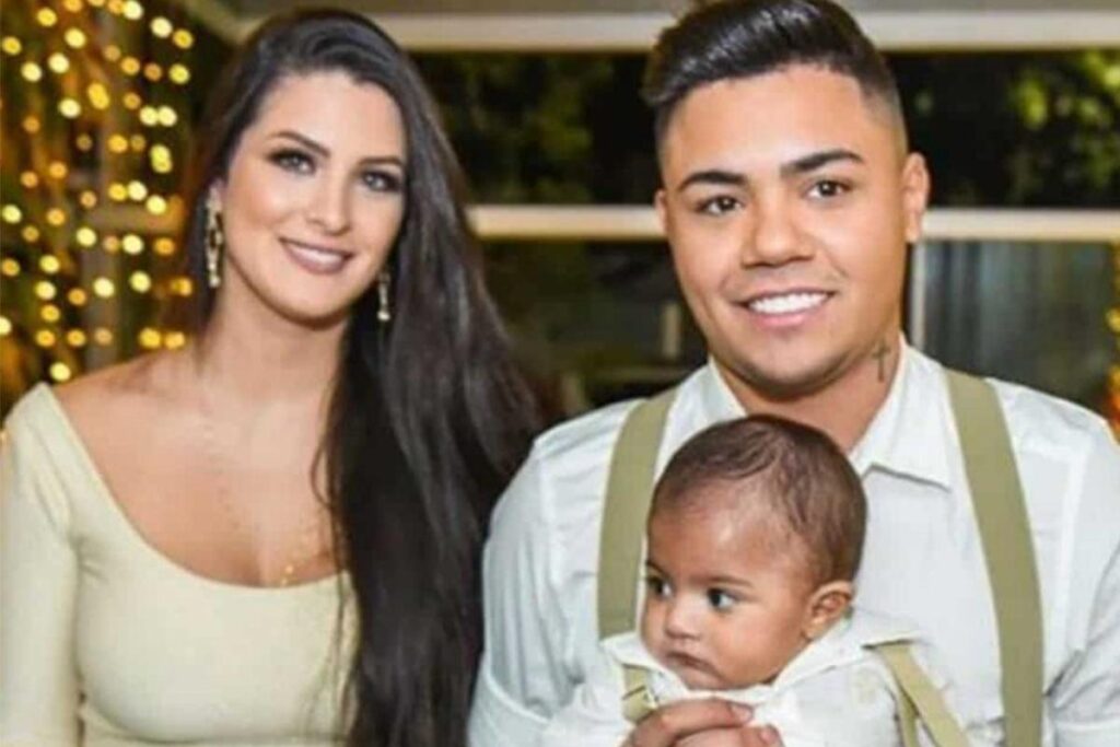 Felipe Araujo e Caroline, mãe do pequeno Miguel.