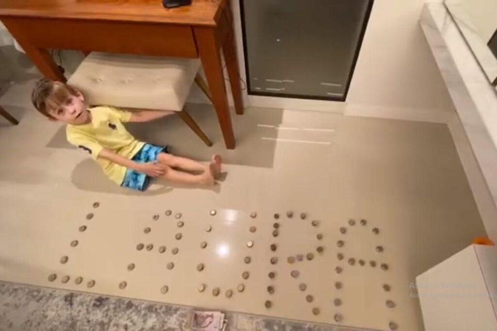 Garoto doa todo o dinheiro do cofrinho