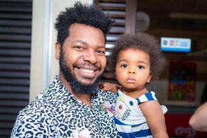 Humberto Baltar, idealizador do projeto @paispretos, com o filho Apolo