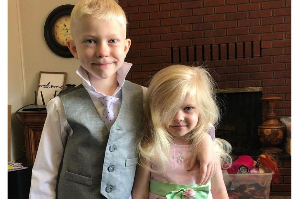 “O homem mais bravo da Terra” segurando o cinturão do Conselho Mundial de Boxe