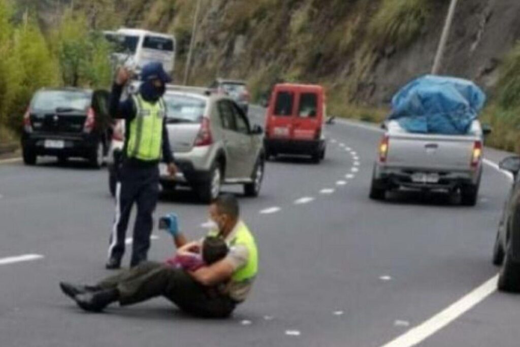 Policial viraliza ao encontrar a melhor forma de tranquilizar criança durante acidente