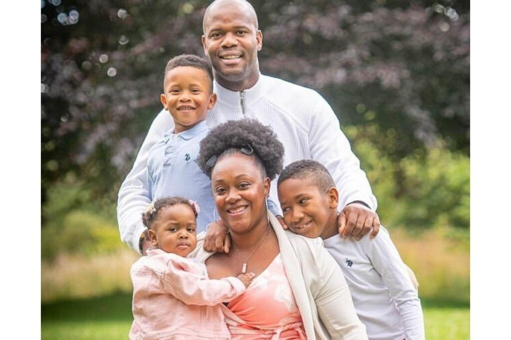 Mulher tem três filhos após ser informada que era infértil