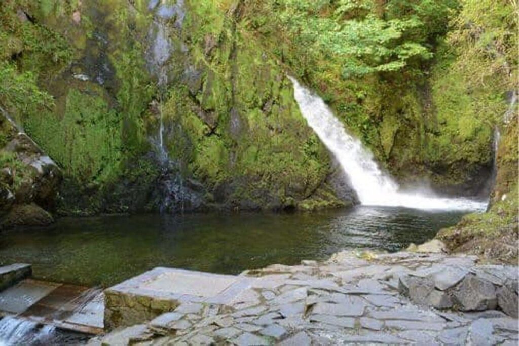Criança cai de cachoeira de 30 m