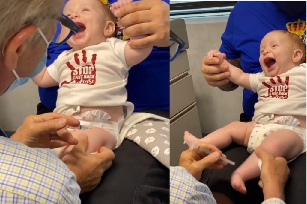 Bebê sorrindo durante vacinação