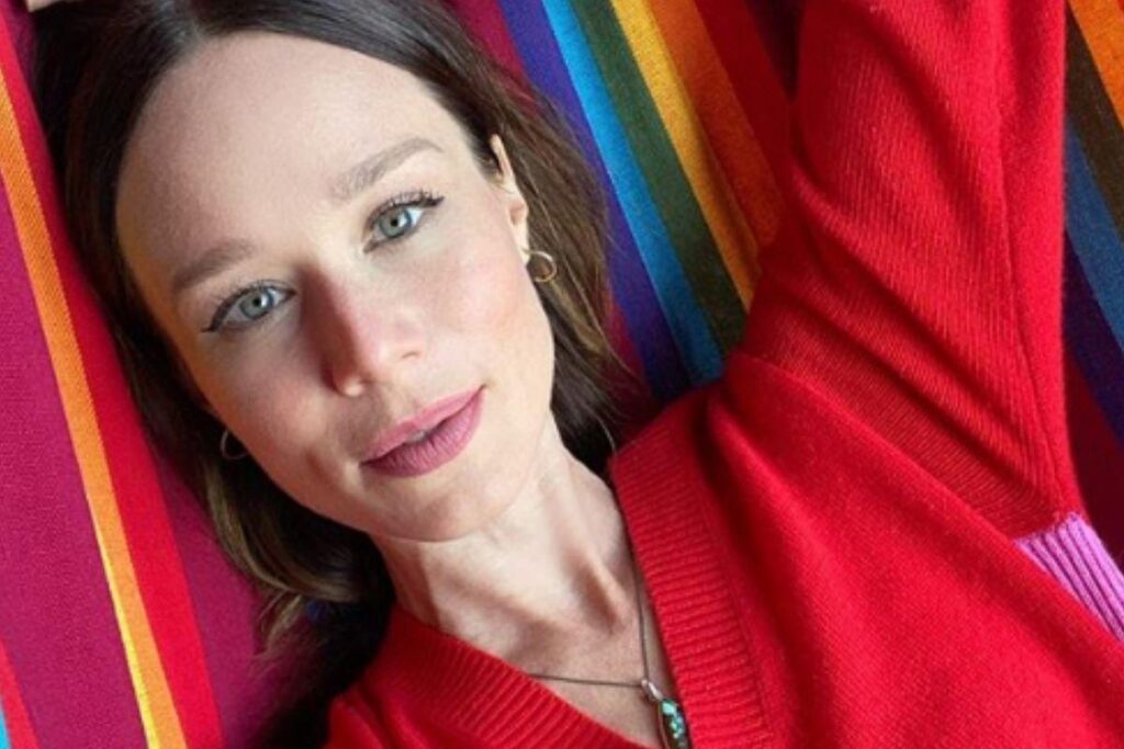 Tia e sobrinha fazendo yoga