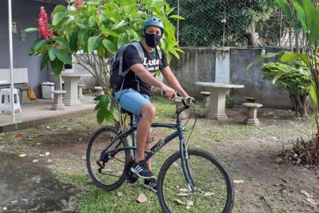 Arthur leva atividade para 20 alunos sem acesso a internet