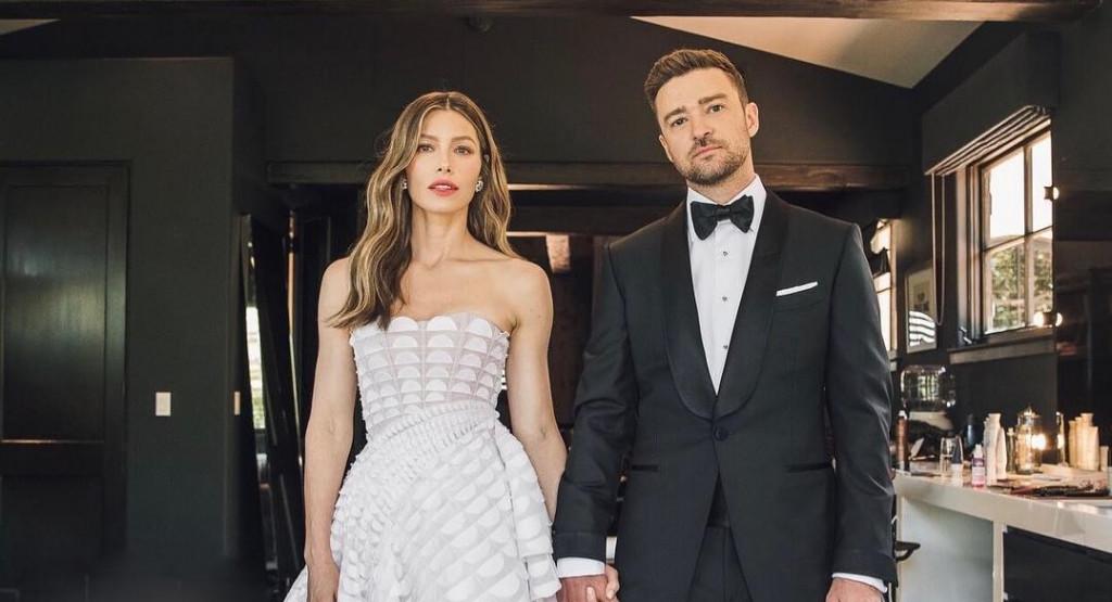 O cantor Justin Timberlake ao lado de Jessica Biel e do filho Silas