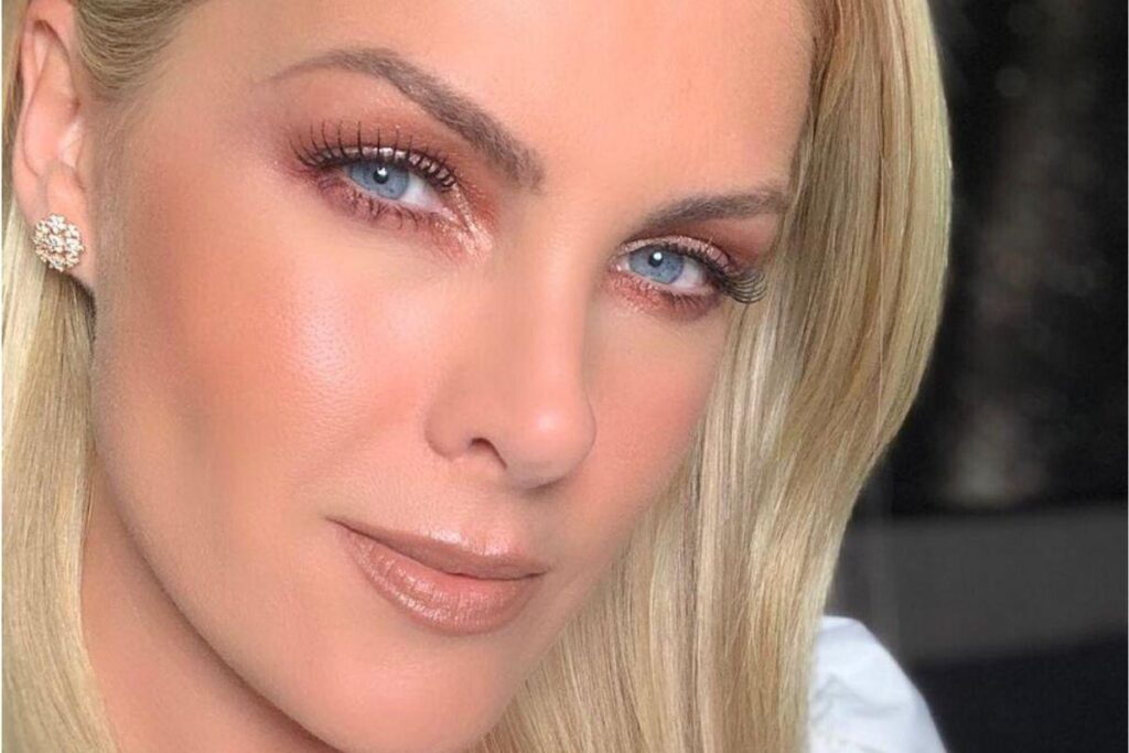 A apresentadora contou que foi muito difícil reunir todos para tirar a foto!