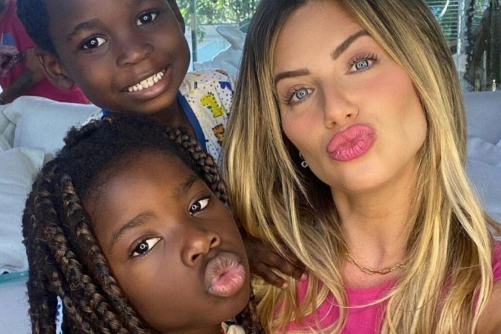 Giovanna Ewbank mostra malas da maternidade