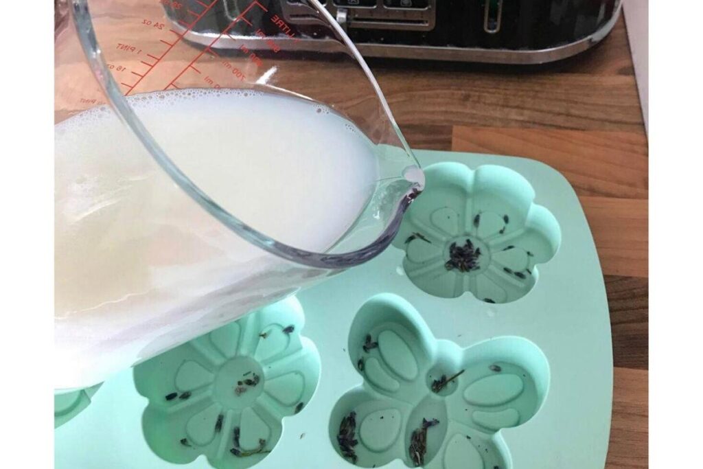 Mãe faz sabonete com leite materno