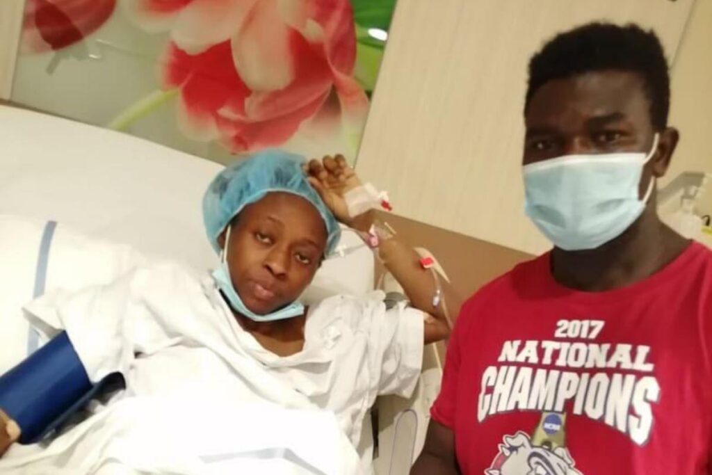 Mãe nigeriana teve quádruplos e recebeu ajuda para voltar ao país