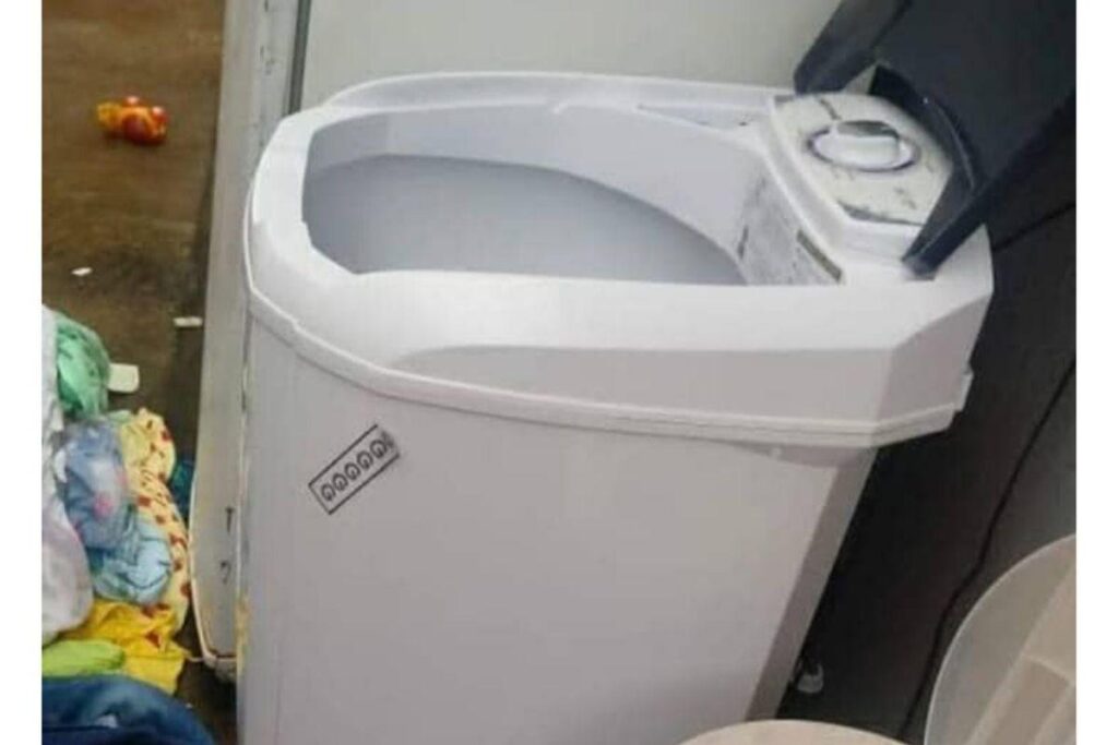 Criança se afoga em máquina de lavar