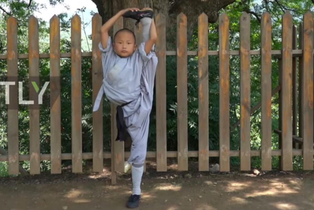 Monge Shaolin mostra suas habilidades de flexibilidade corporal na China