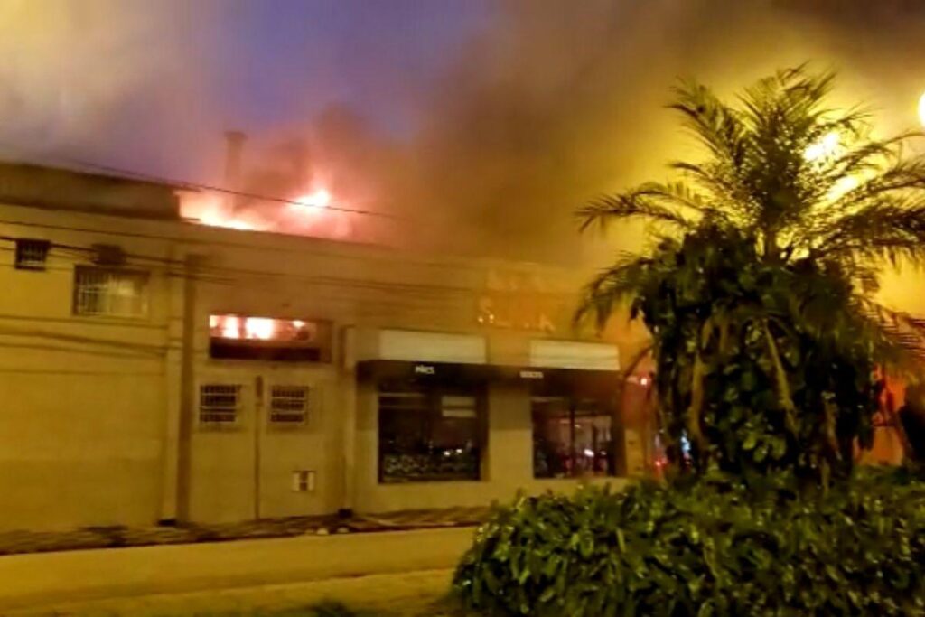 Padaria é atingida por incêndio em Santos