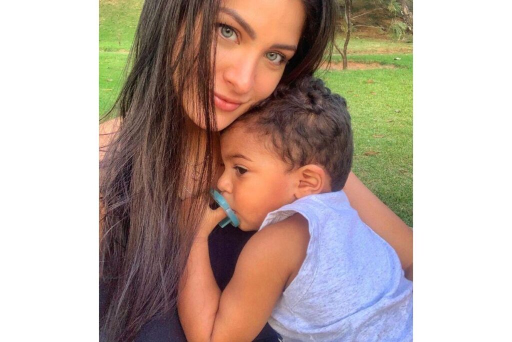 Felipe Araujo e Caroline, mãe do pequeno Miguel.