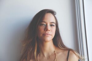 Miá Mello conta sua visão sobre a maternidade