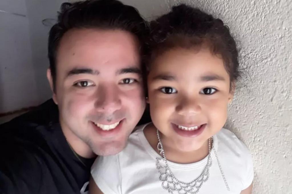 O pai foi recebido com uma surpresa para comemorar o retorno à casa