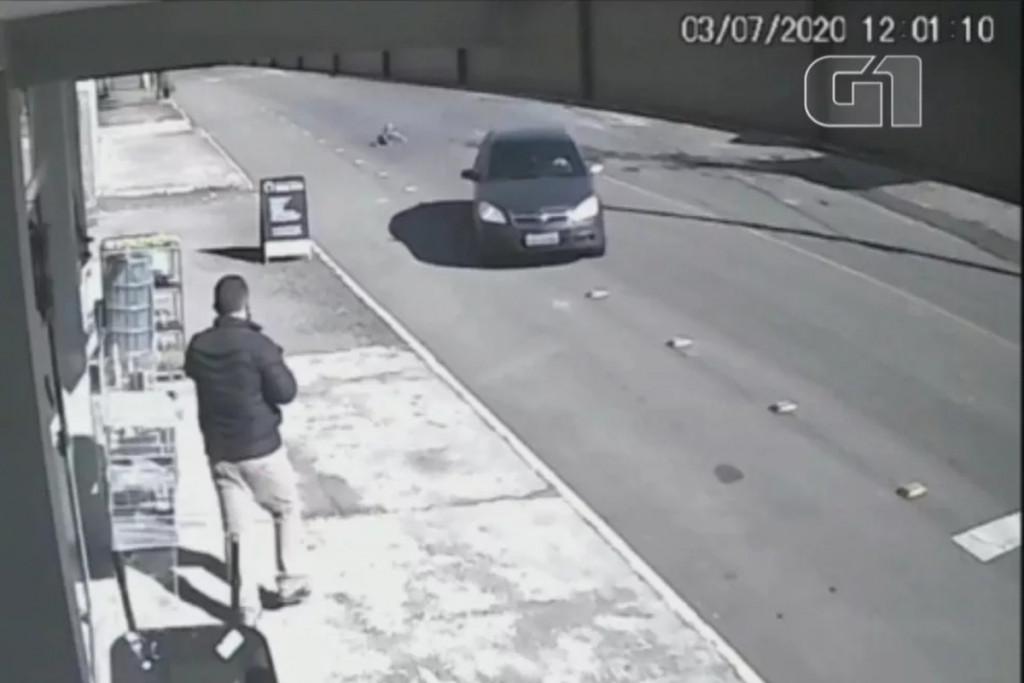 Um rapaz que estava na calçada correu para ajudar