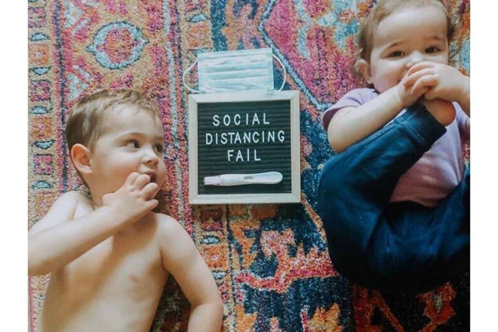 Casal cria forma divertida de anunciar gravidez