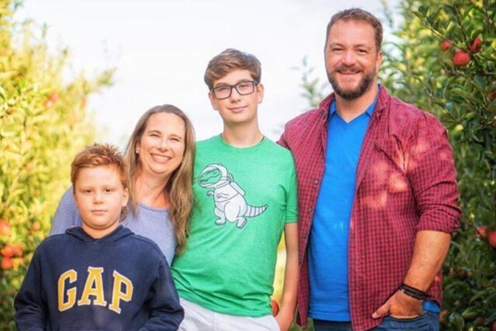 Ele ainda deu um toque especial nas máscaras: a estampa xadrez, o estilo preferido do Pai Mala!