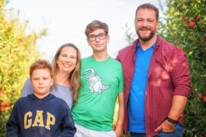 Ele ainda deu um toque especial nas máscaras: a estampa xadrez, o estilo preferido do Pai Mala!