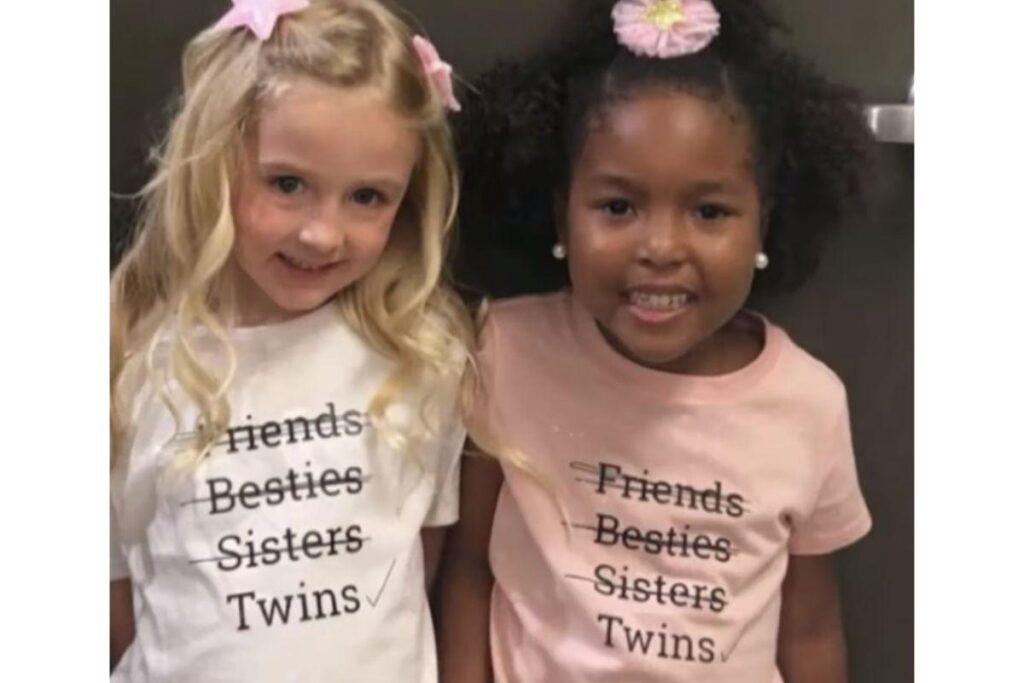 Amigas instistem que são gêmeas