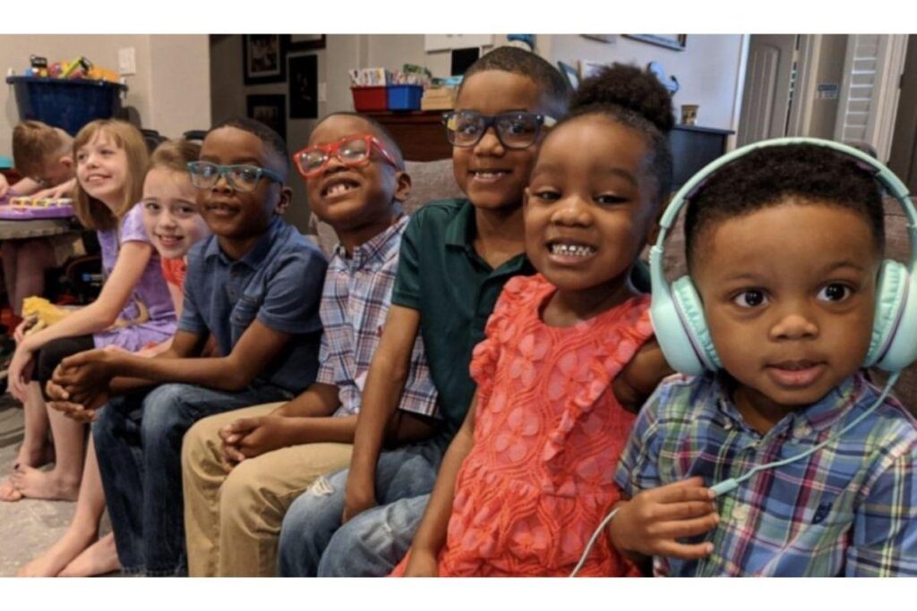 Os oito irmãos adoram brincar juntos