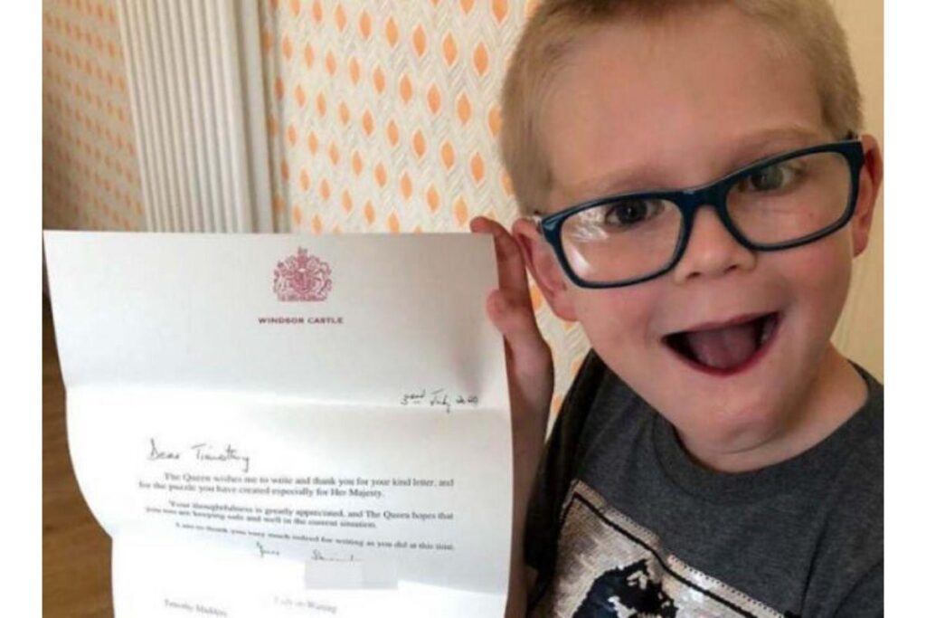 O bilhete do menino dizia que  a Rainha poderia estar se sentindo “triste e sozinha durante o lockdown”