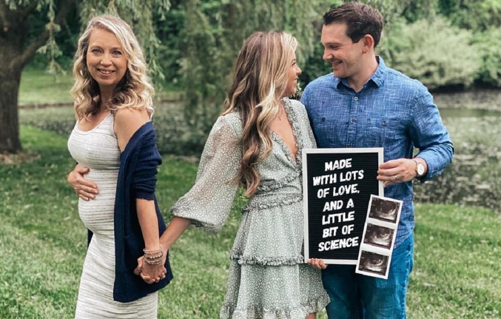 Breanna e a mãe, Julie, que está gerando a neta