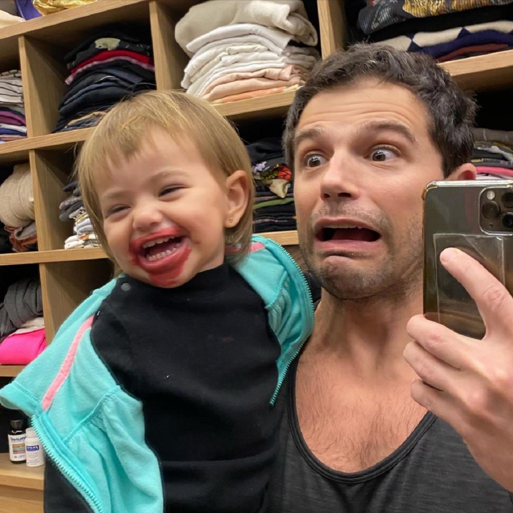 Pés sujos de Zoe foram motivo de diversão para o pai