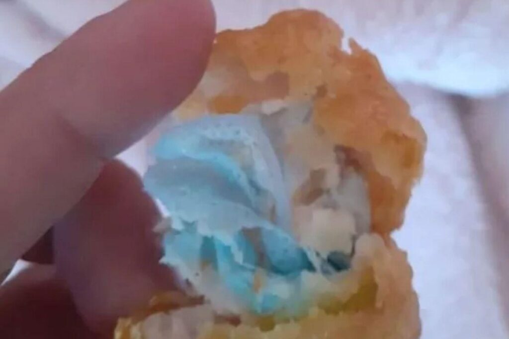 Maddie ficou sufocada com a máscara no lanche