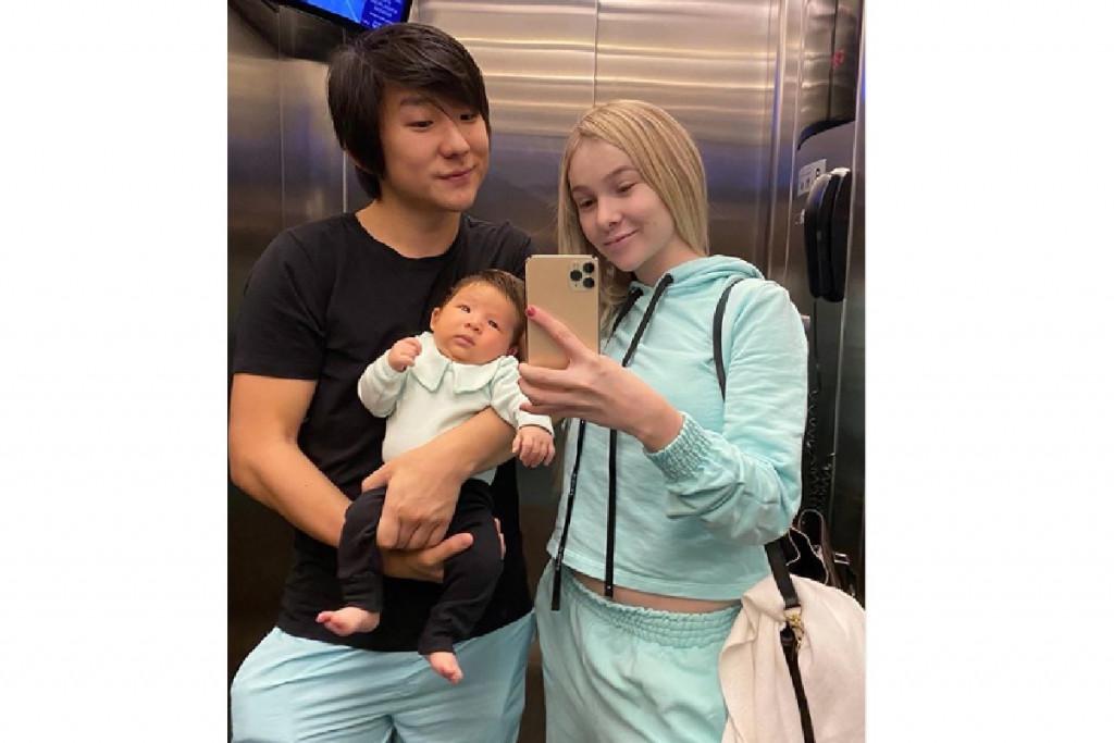 Sammy Lee ao lado de Pyong