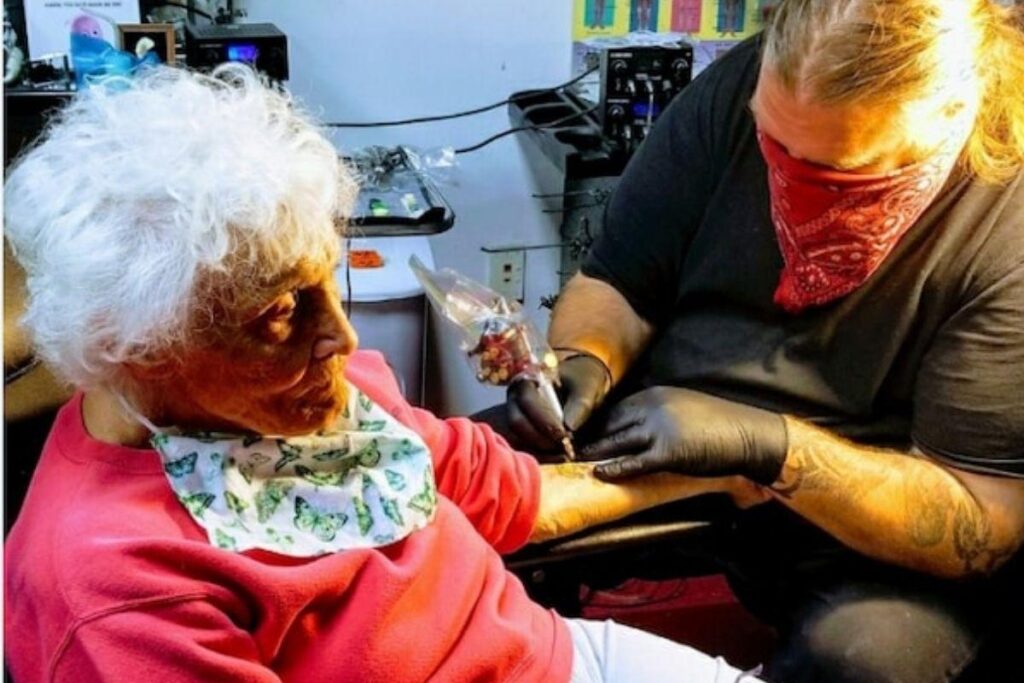 Dorothy escolheu tatuar um sapo no braço