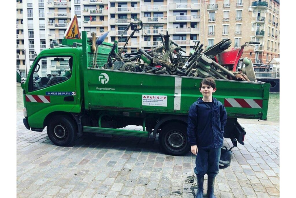 Raphael já tirou mais de 7 toneladas de lixo do Rio Sena