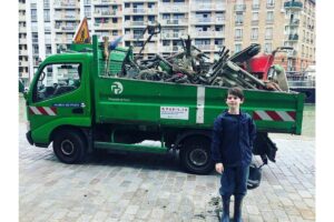 Raphael já tirou mais de 7 toneladas de lixo do Rio Sena