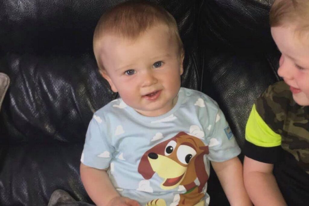 A mãe se distraiu enquanto estava lavando roupa