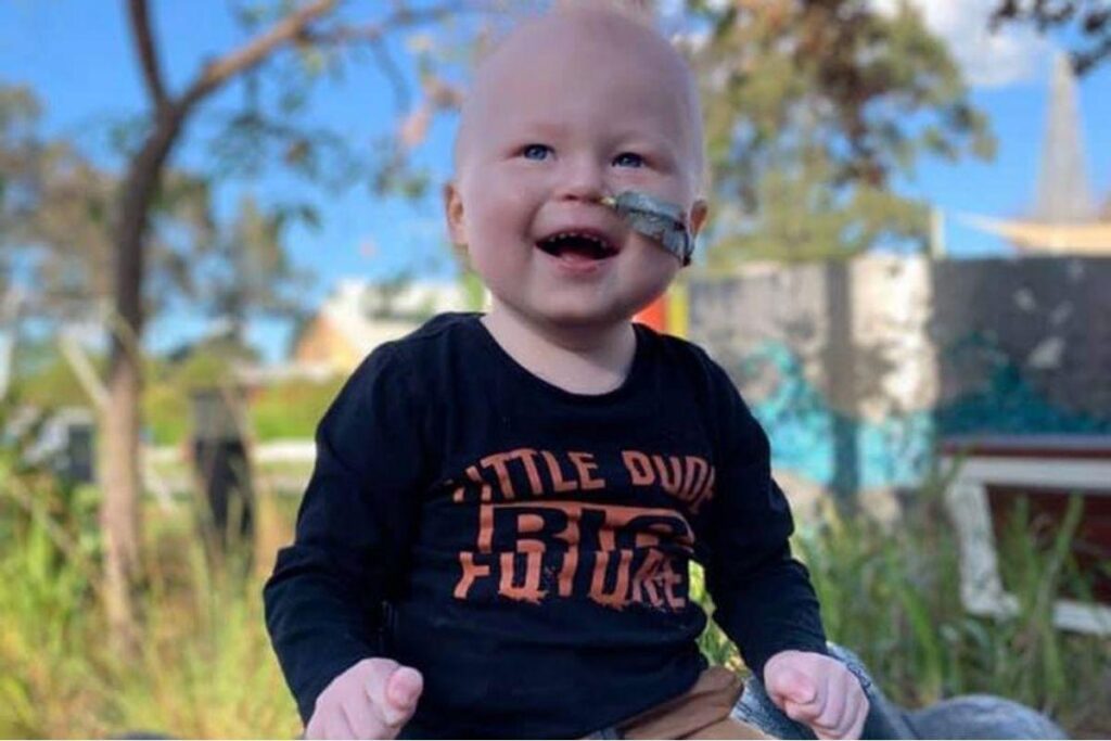 Eden está de volta em casa depois de mais de um ano no hospital