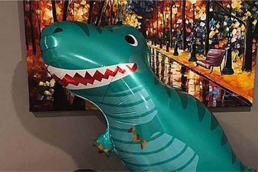 Oi? Mãe encontra detalhe ‘obsceno’ em balão de dinossauro infantil e explica como percebeu
