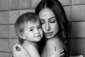 Sabrina Sato relembra momentos de amamentação com a filha