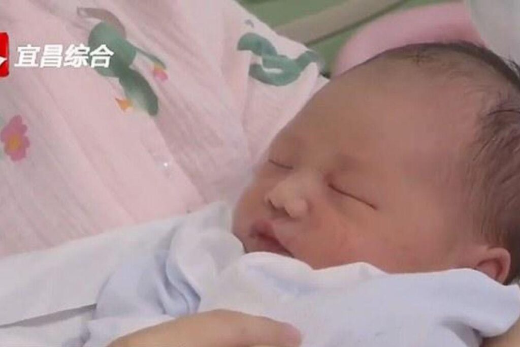 A mãe e o bebê felizmente estão bem