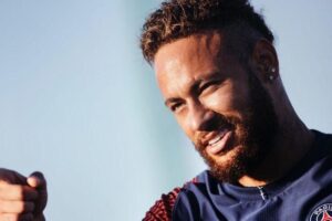 Neymar, em outro jogo da liga, também foi homenageado pelo filho