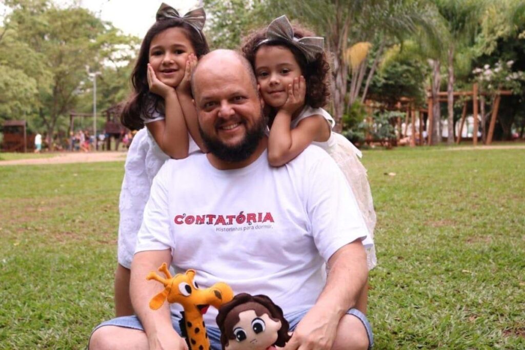 Renato Oliveira, do @contatoria, com as filhas Camila e Marília