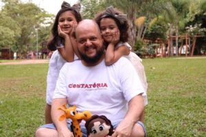 Renato Oliveira, do @contatoria, com as filhas Camila e Marília
