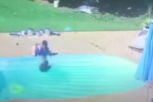 O menino ajuda o amigo a sair da piscina