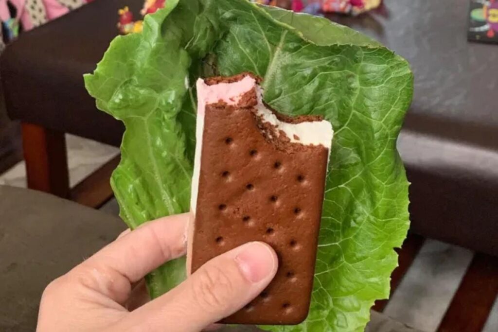 Para que a filha não pedisse um pedaço dos doces, Brooke os esconde enquanto come