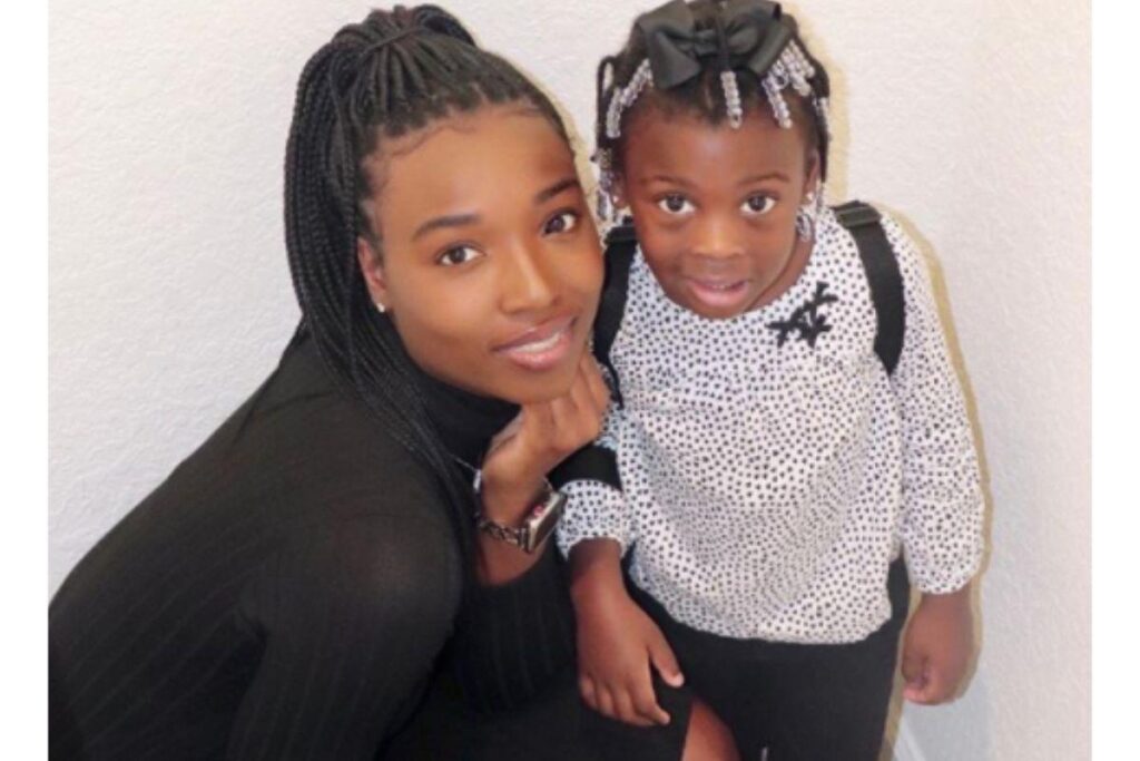 Mãe e filha estão fazendo exercícios na quarentena