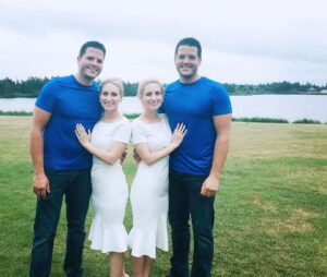 A foto em que o quarteto anunciou a chegada dos bebês nas redes sociais